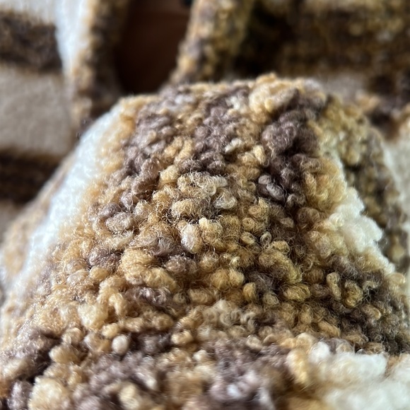 HYFVE Juniors sherpa jacket plaid camel brown off white size Large - Picture 14 of 14